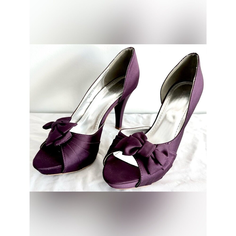 David’s Bridal Women’s Size 8.5 Purple Satin Peep Toe Heels with Bow Accent